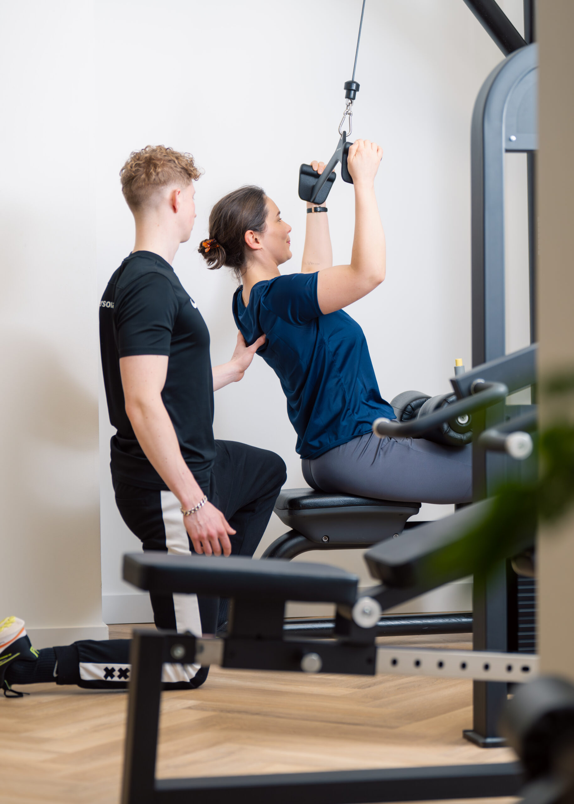 Personal trainer coacht klant in de gym in Zaandam