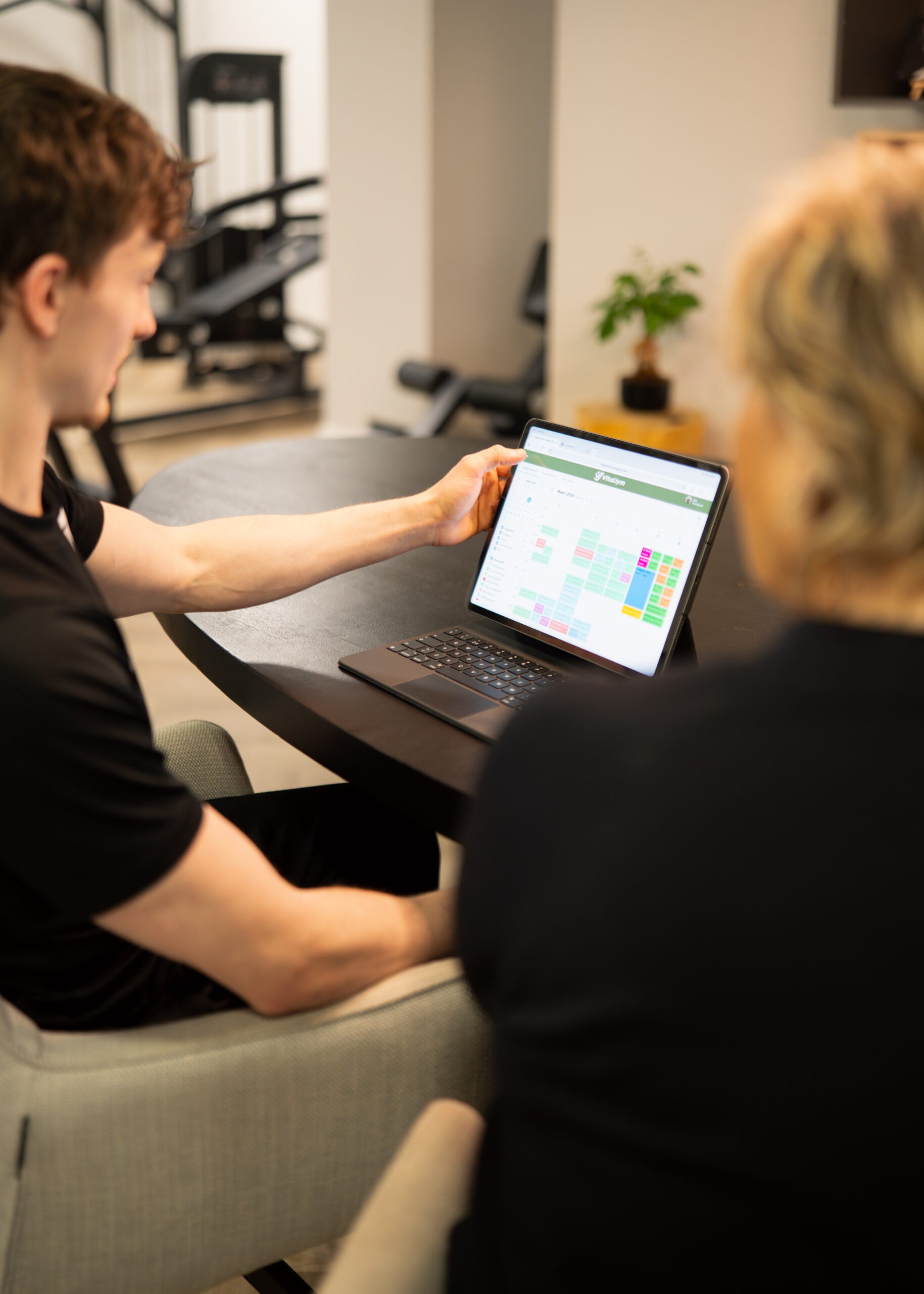 Personal trainer stelt samen met klant een trainingsschema op in Wormerveer