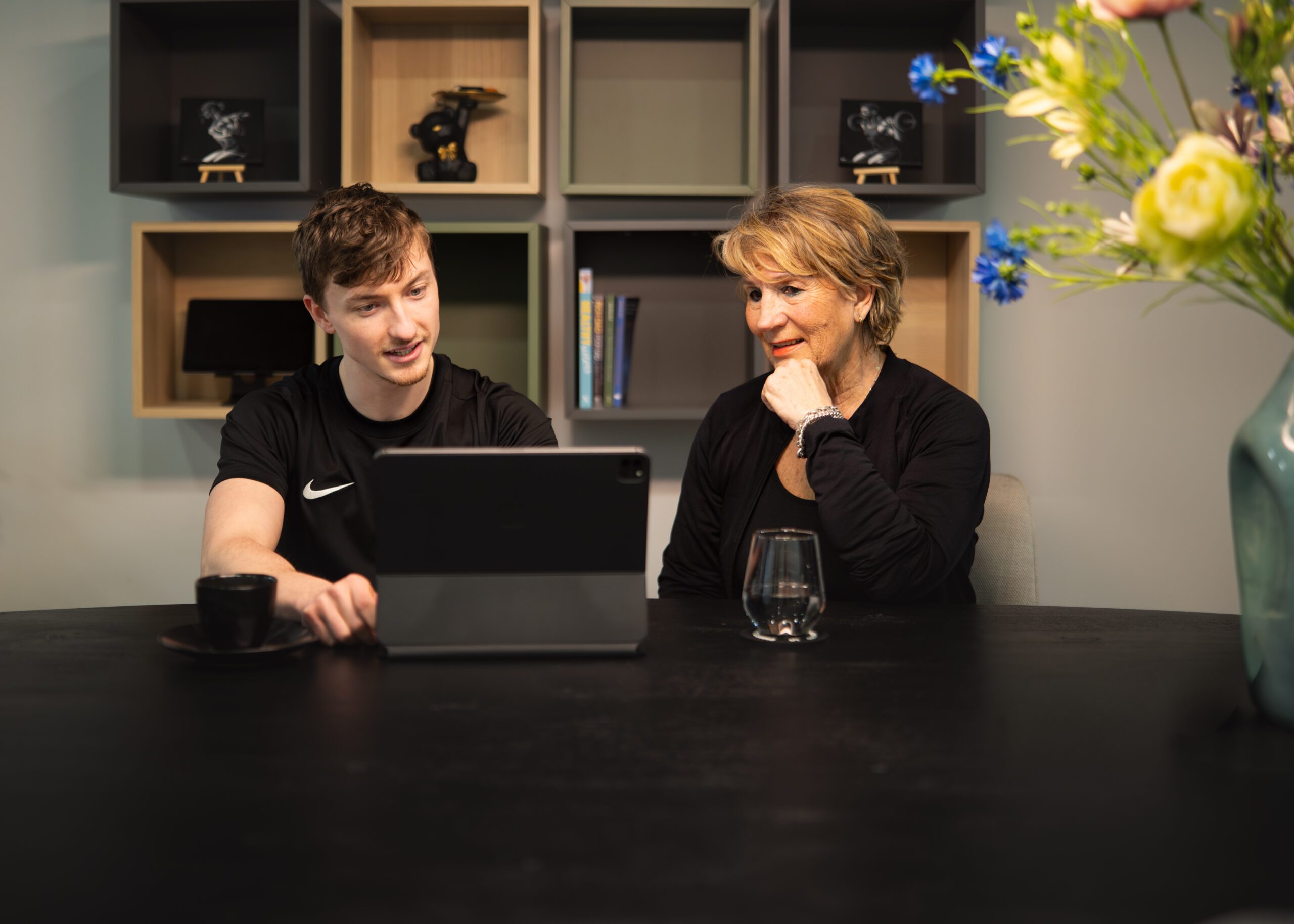 Personal trainer voert intakegesprek met nieuwe klant bij Vitaljym in Wormerveer