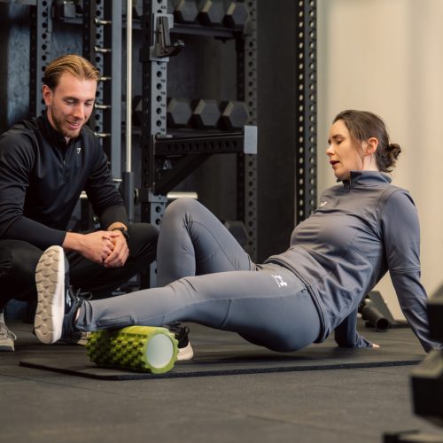 Fitness coach begeleidt klant tijdens training in Wormerveer
