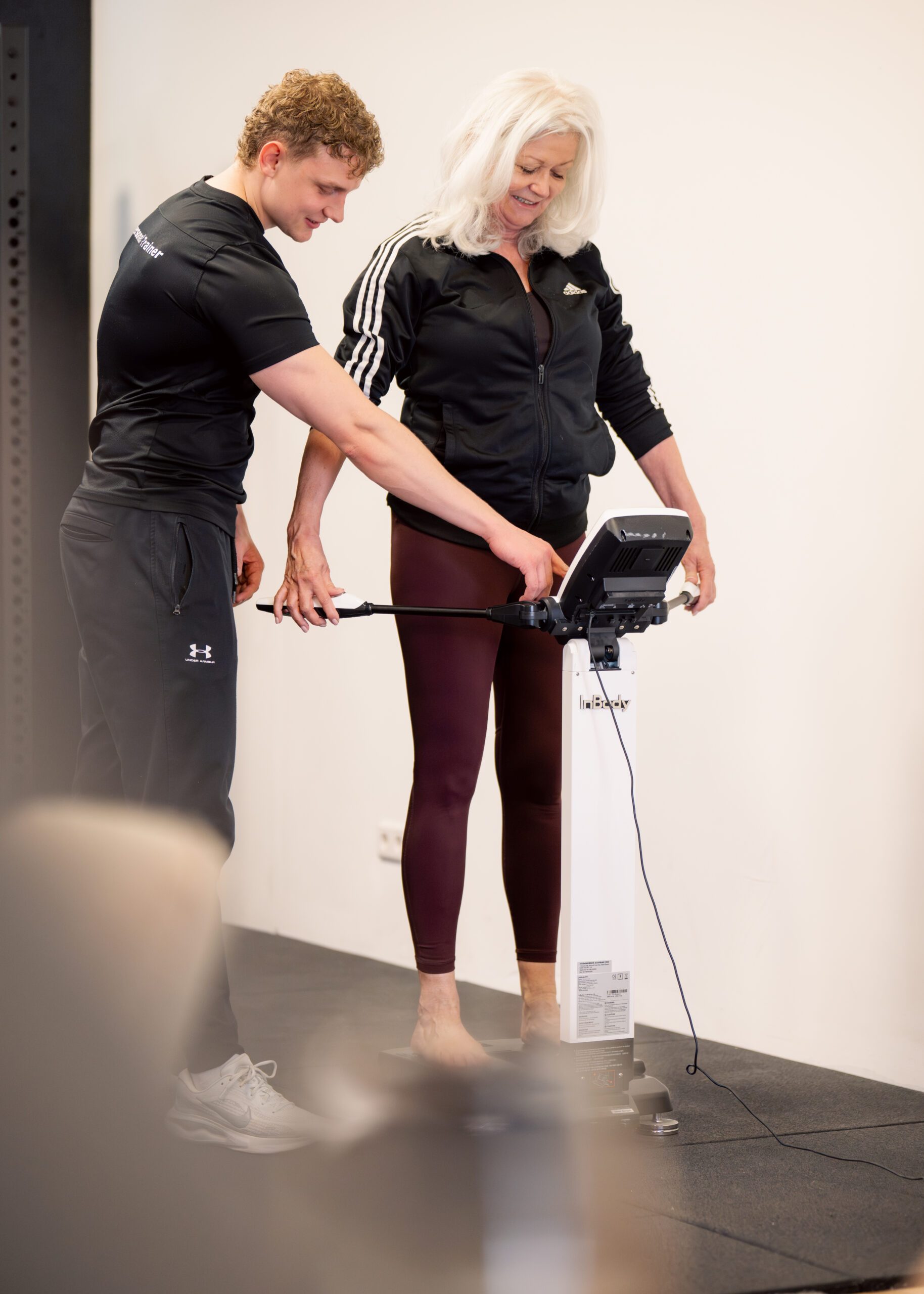 Personal trainer meet en weegt klant bij Vitaljym in Wormerveer