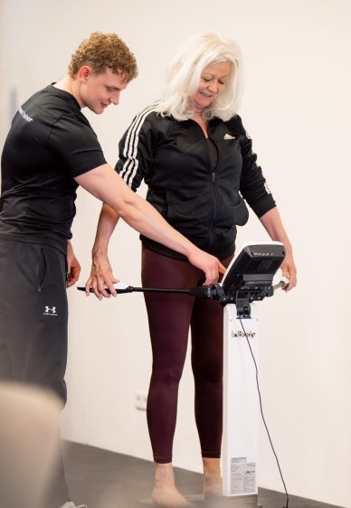 Trainer begeleidt klant bij het meten van resultaten bij Vitaljym Wormerveer