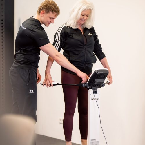 Trainer begeleidt klant bij het meten van resultaten bij Vitaljym Wormerveer
